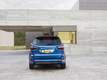 Visión trasera del Ford EcoSport 2018 en tono azul, destacando su diseño compacto y moderno.