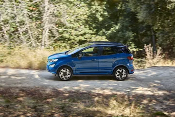 Vista lateral del Ford EcoSport 2018 en color azul, destacando su diseño compacto y robusto.