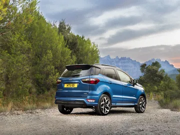 Vista trasera lateral del Ford EcoSport en tonalidad azul destacando su diseño compacto y moderno.
