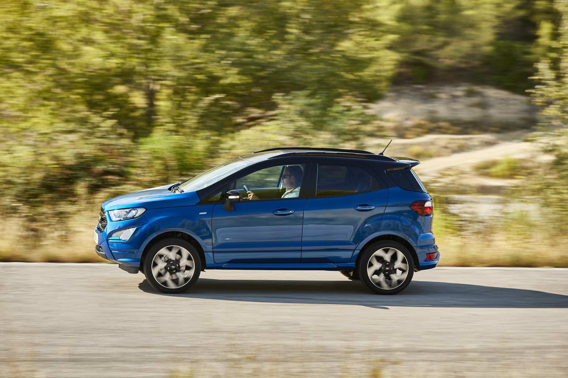 Ford EcoSport en tonalidad azul, vista lateral haciendo énfasis en su diseño compacto.