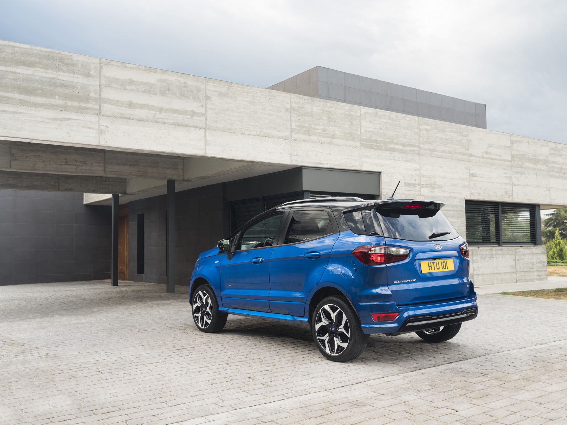 Vista dinámica de la Ford EcoSport 2018 en color azul