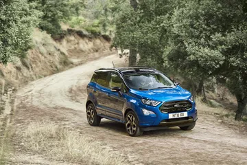 Vista lateral del Ford EcoSport 2018 en tono azul.