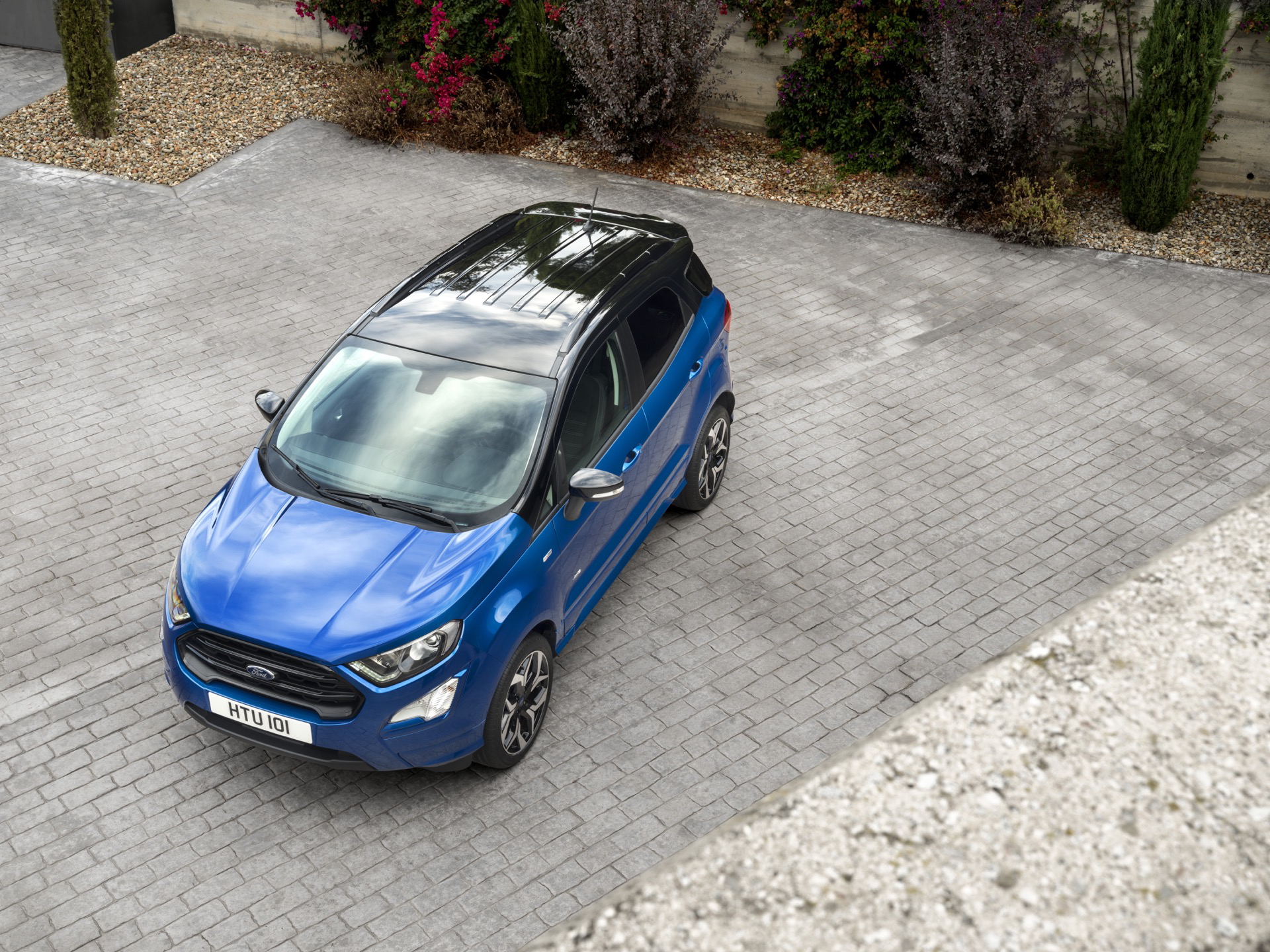 Vista lateral del Ford EcoSport 2018 en color azul.