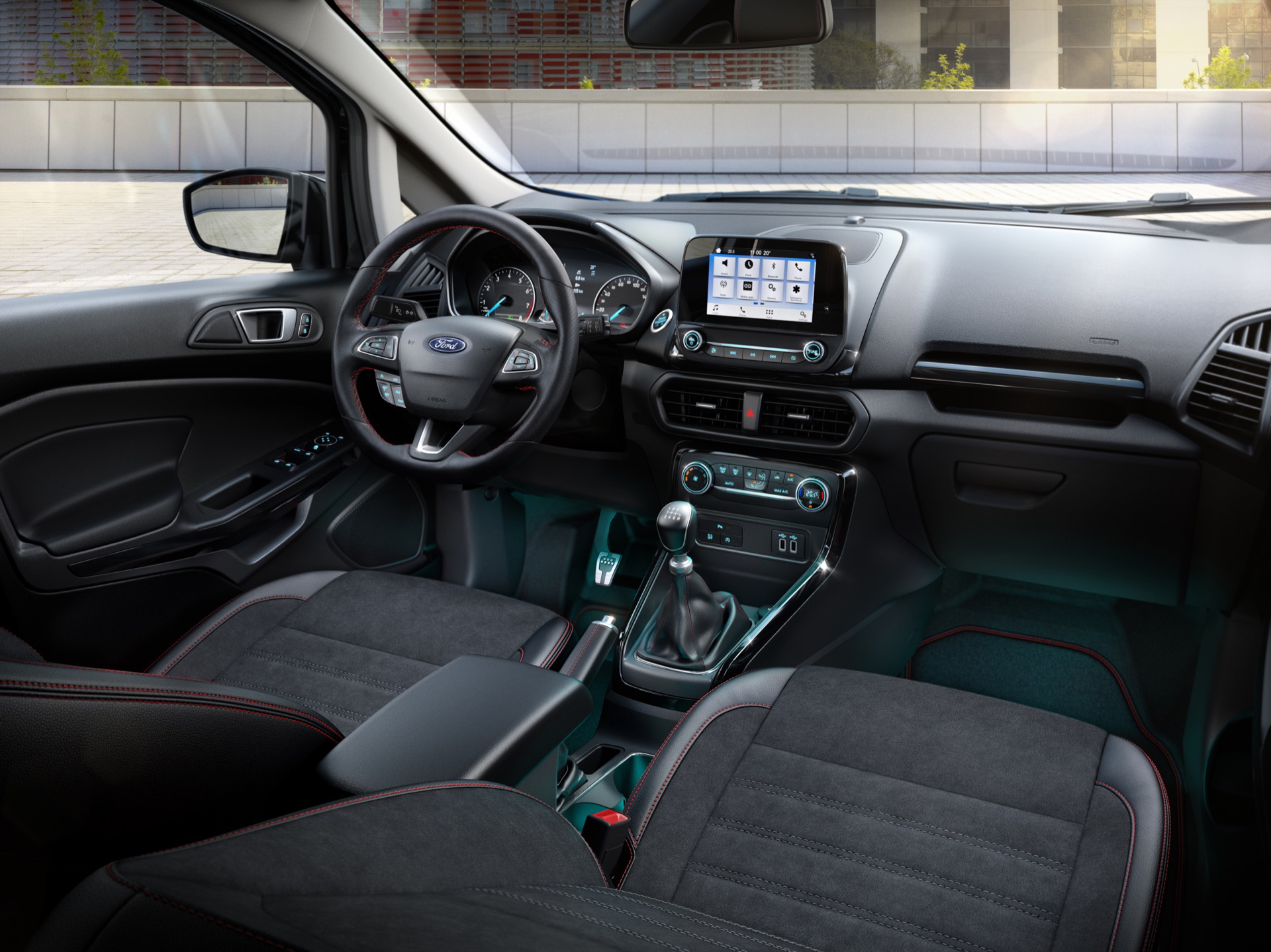 Vista de la cabina del Ford EcoSport 2018, mostrando asientos y consola central.