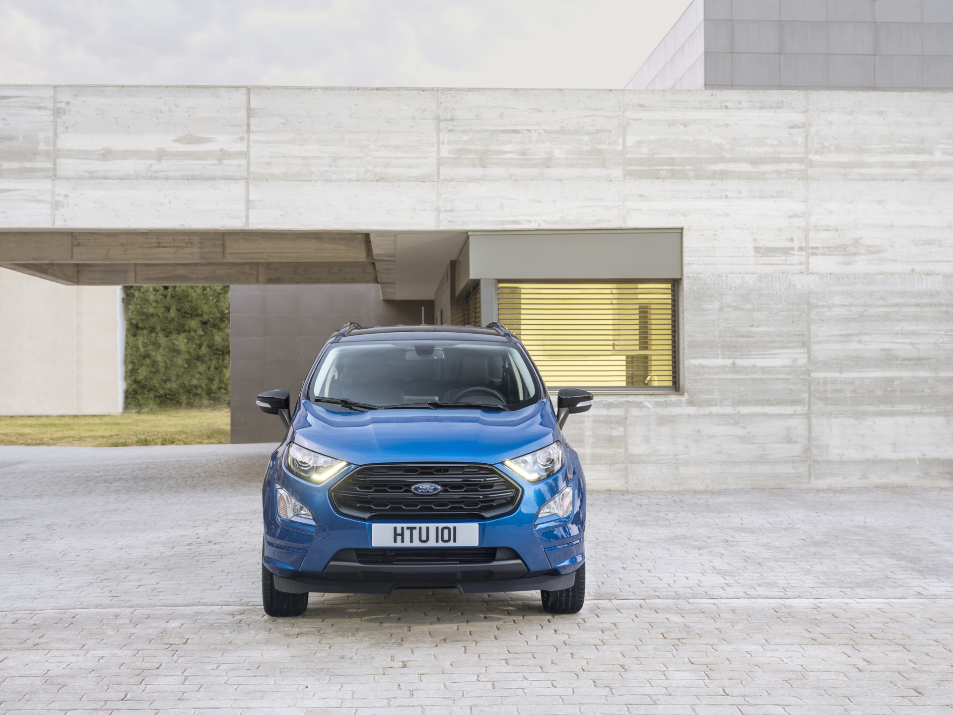 Vista frontal y lateral del Ford EcoSport 2018, color azul.