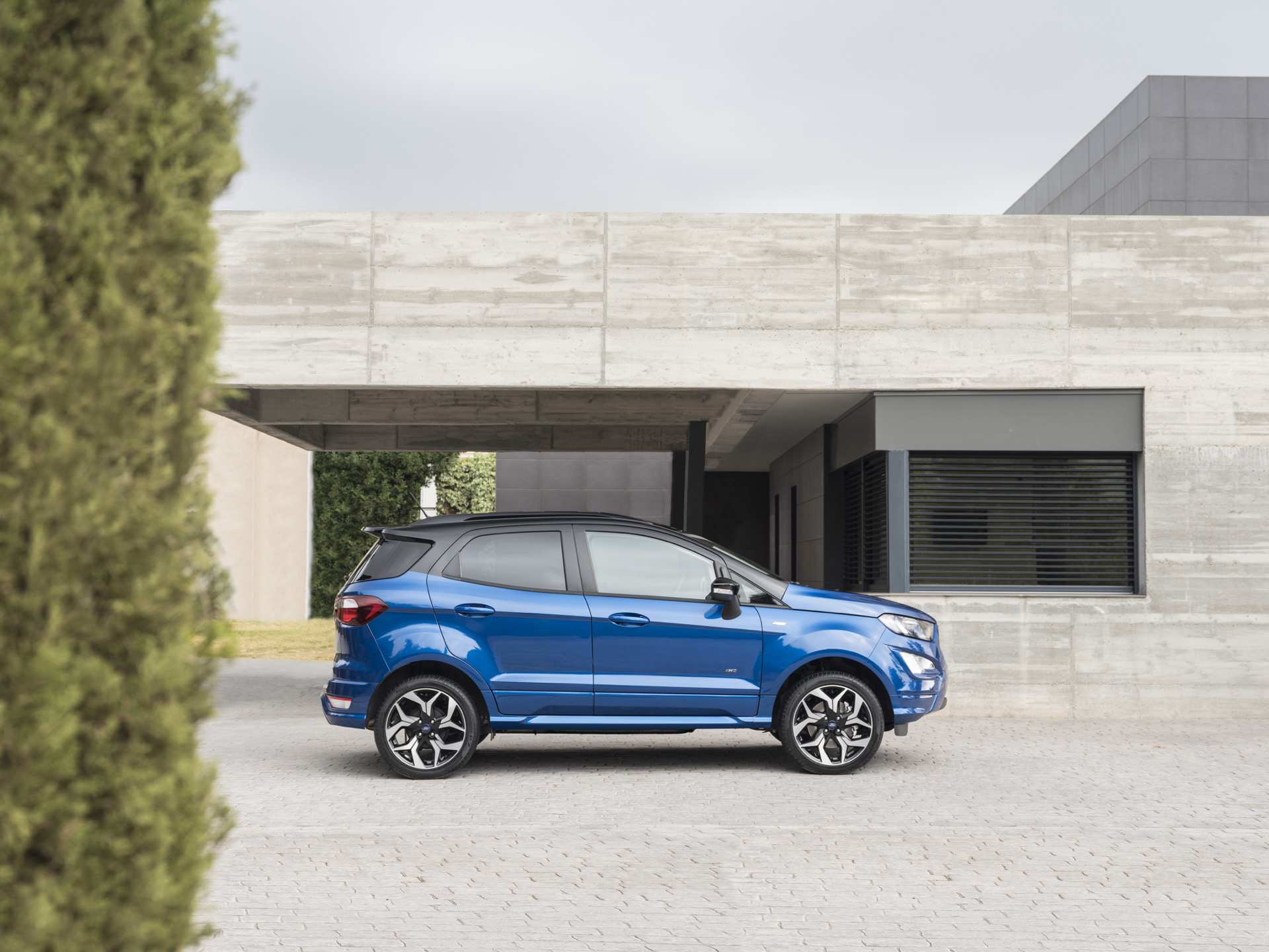 Vista lateral del Ford EcoSport 2018 en color azul