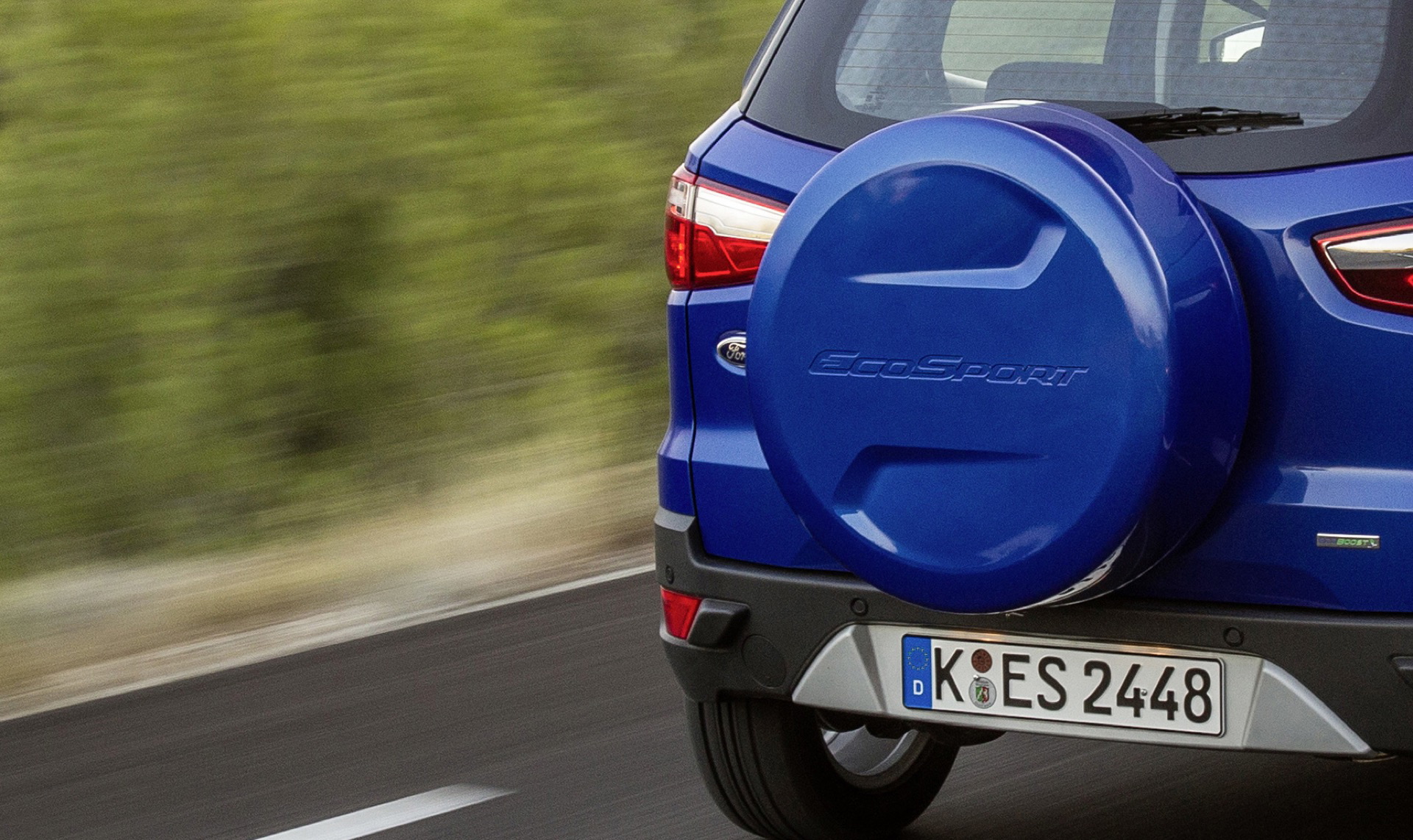 Vista dinámica de la trasera y lateral del Ford EcoSport.