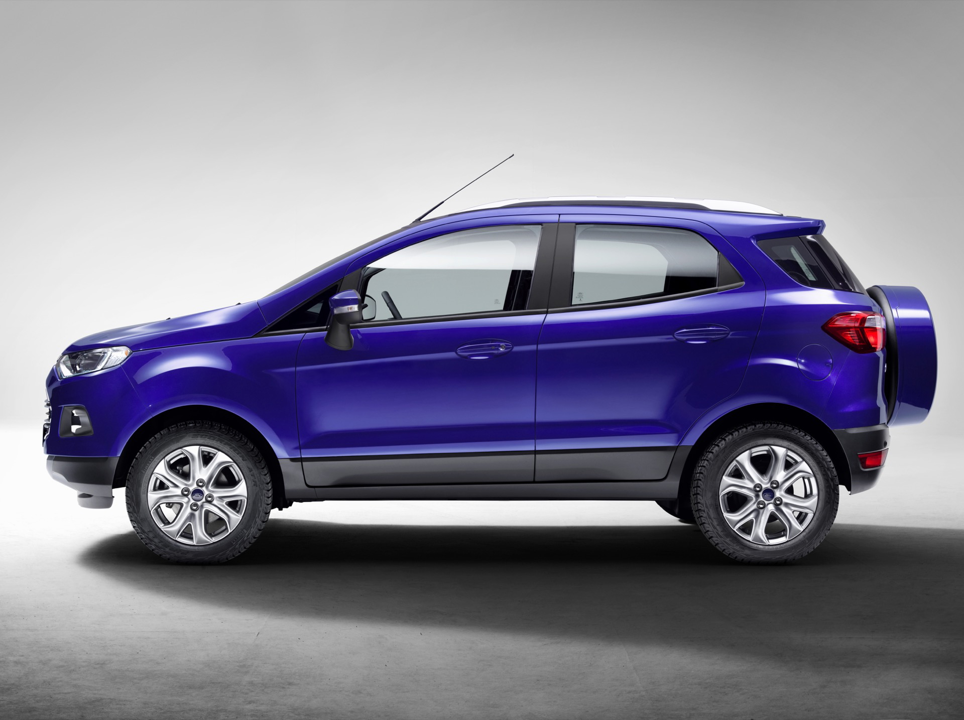 Vista lateral del Ford EcoSport de segunda mano, mostrando el perfil del vehículo.