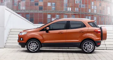 Vista lateral Ford EcoSport de ocasión destacando su diseño compacto