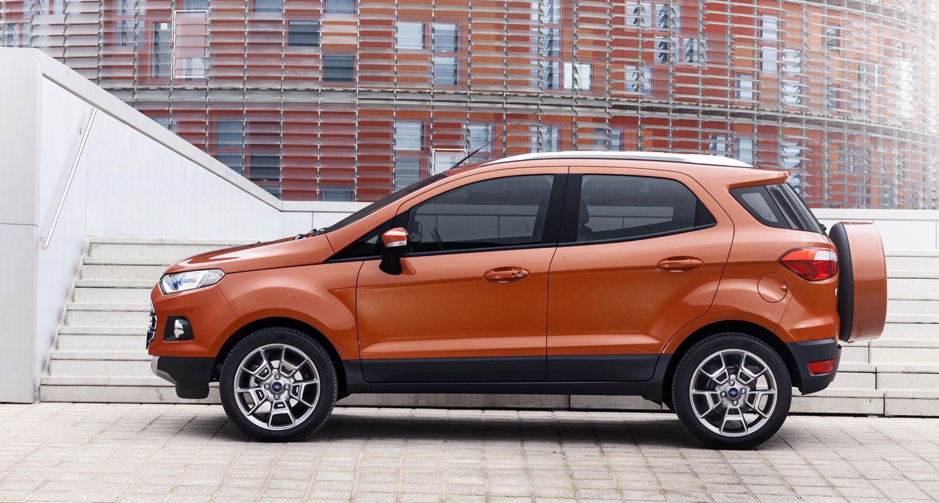 Vista lateral Ford EcoSport de ocasión destacando su diseño compacto