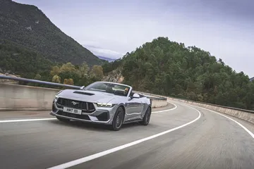 El Ford Mustang 2024 brilla en curvas, con su diseño agresivo y típico musculoso.