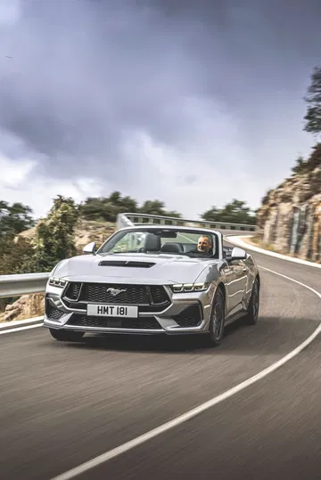 El Ford Mustang 2024 exhibe su porte atlético y su agresiva frontal en movimiento.