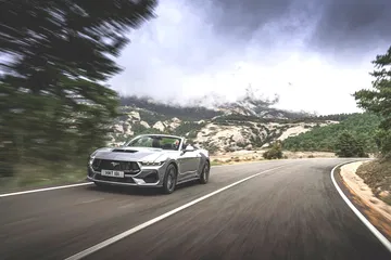 Ford Mustang 2024 en dinámica, mostrando su robusta silueta y agresivo frontal.