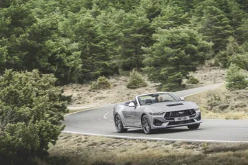 Dinamismo y poderío del Mustang 2024 en curvas, estampa inconfundible.