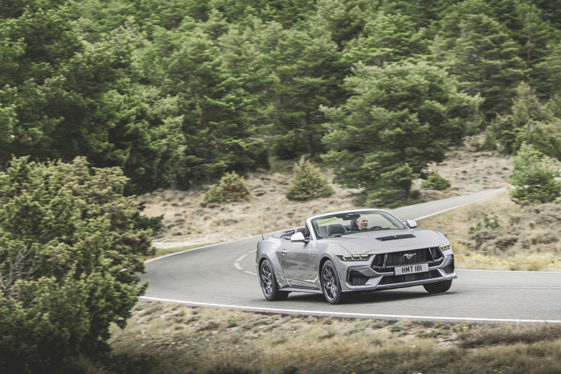 Dinamismo y poderío del Mustang 2024 en curvas, estampa inconfundible.