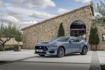 Vista lateral del Ford Mustang 2024, mostrando su diseño icónico y deportivo.