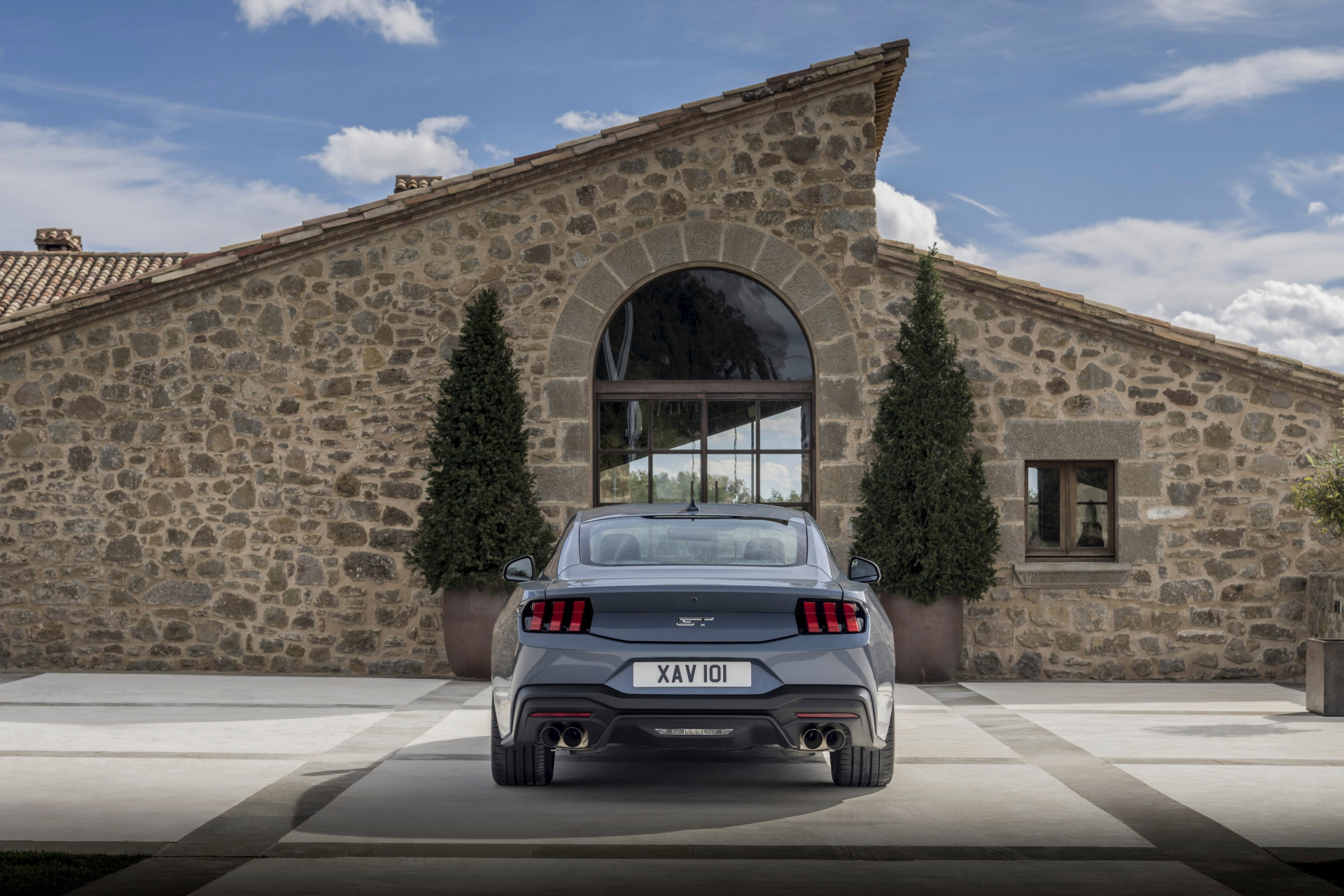 Vista trasera del Ford Mustang 2024 mostrando su potente diseño y faros distintivos.