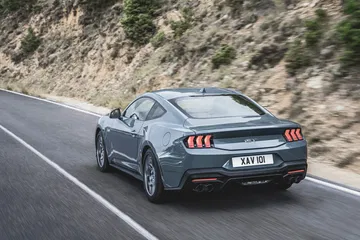 Nueva generación del Mustang en plena acción, mostrando su línea trasera y lateral.