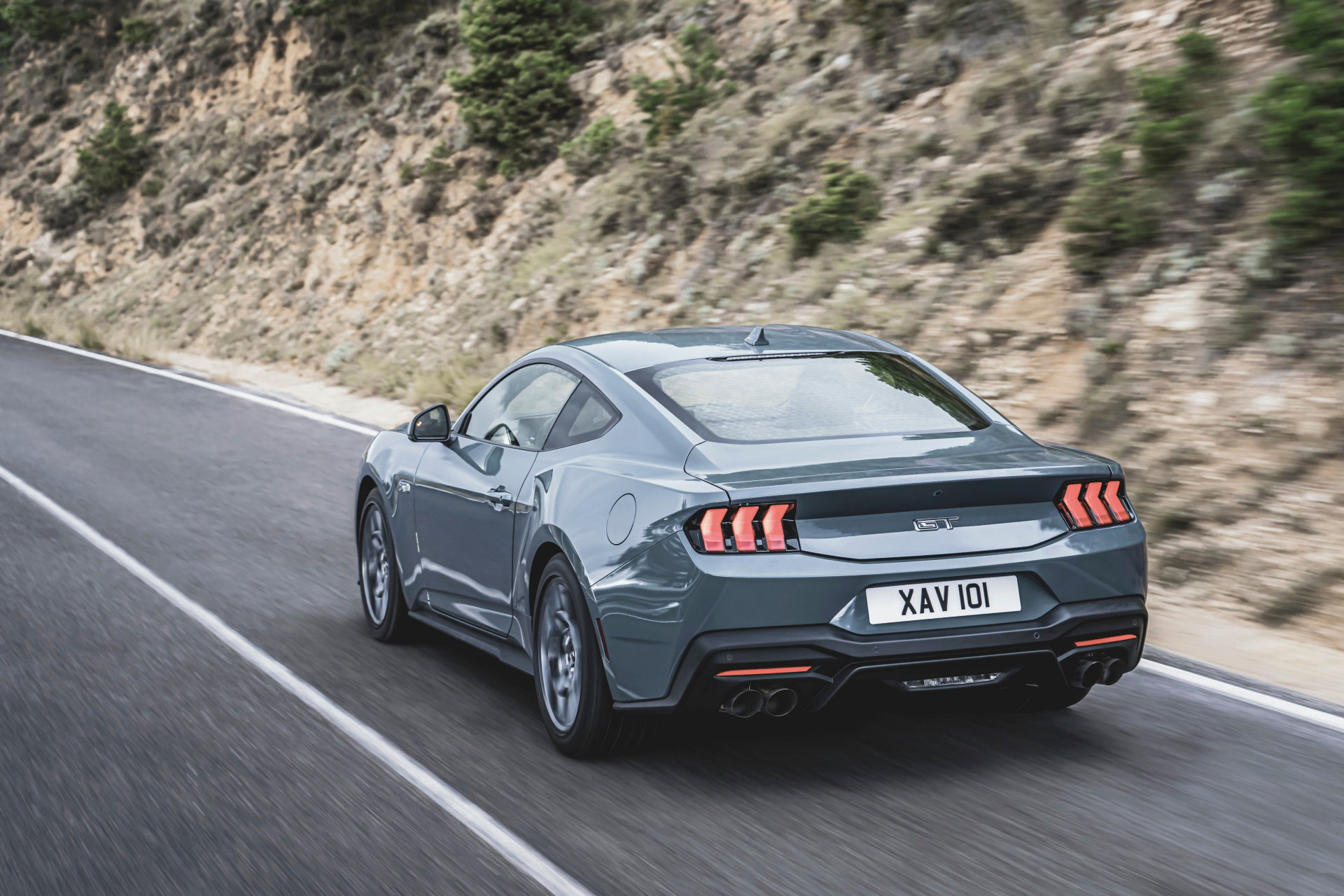 Nueva generación del Mustang en plena acción, mostrando su línea trasera y lateral.