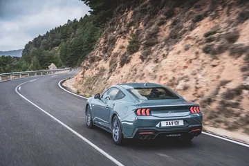 Vista dinámica del Ford Mustang 2024 mostrando su línea y diseño trasero