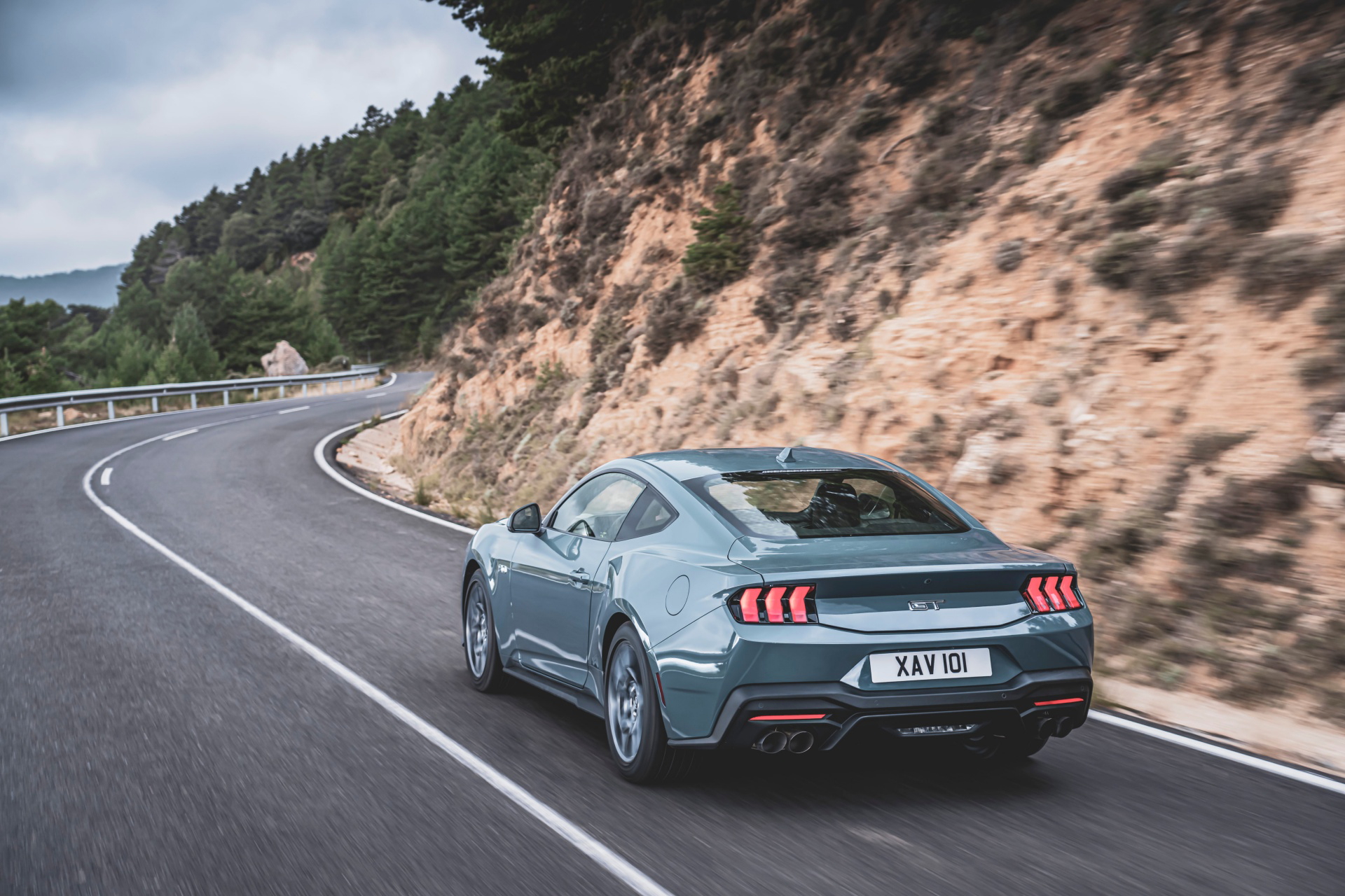Vista dinámica del Ford Mustang 2024 mostrando su línea y diseño trasero