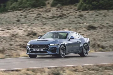 Un Ford Mustang 2024 posando en su habitat natural, prometiendo emociones fuertes.