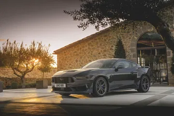 Vista lateral del Ford Mustang 2024, mostrando su línea deportiva y agresiva.