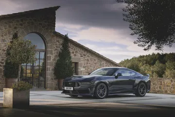 El nuevo Ford Mustang 2024 posa mostrando su perfil musculoso y agresivo.