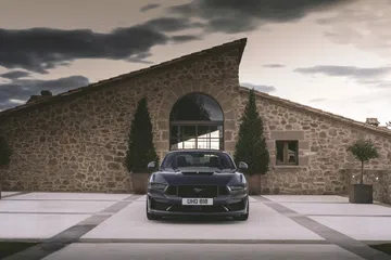 Vista frontal del Ford Mustang 2024, imponente y con un diseño que evoca pura potencia americana.