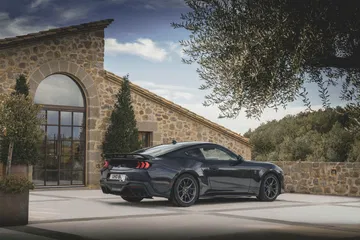 Vista lateral del nuevo Ford Mustang 2024, realzando su musculosa silueta.