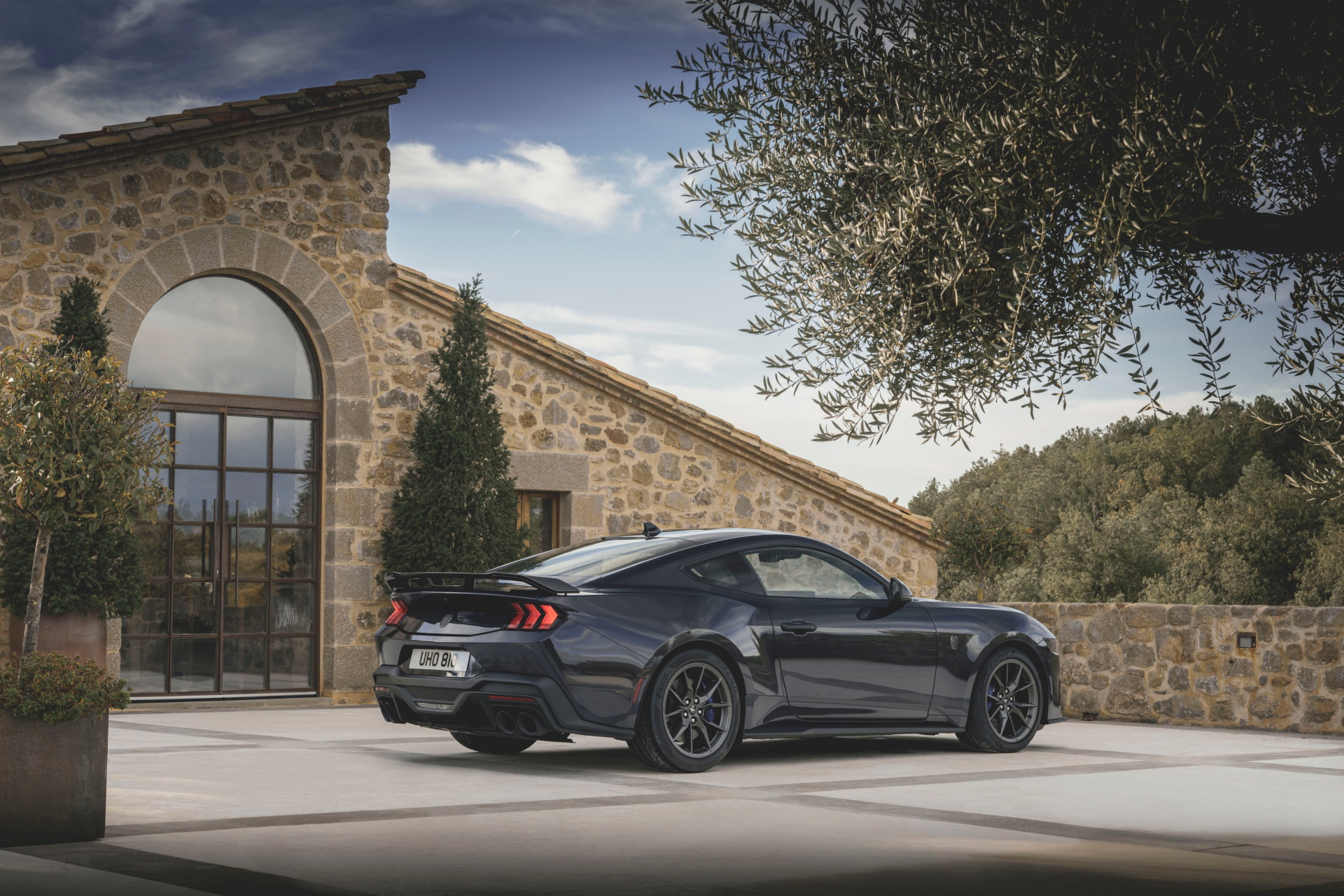 Vista lateral del nuevo Ford Mustang 2024, realzando su musculosa silueta.
