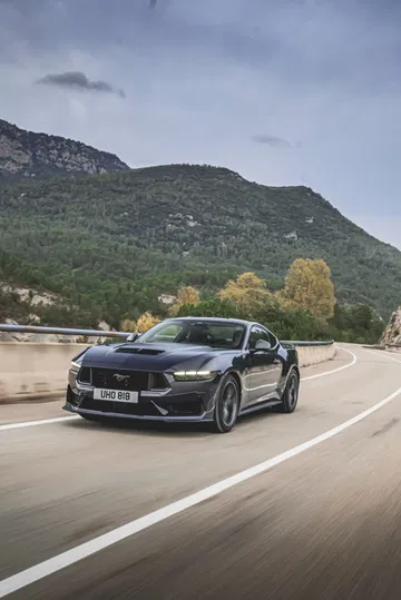 Ford Mustang 2024 conquistando carreteras con su poderoso V8.