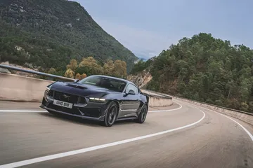 El nuevo Ford Mustang 2024 luce su estampa deportiva en una carretera serpenteante.