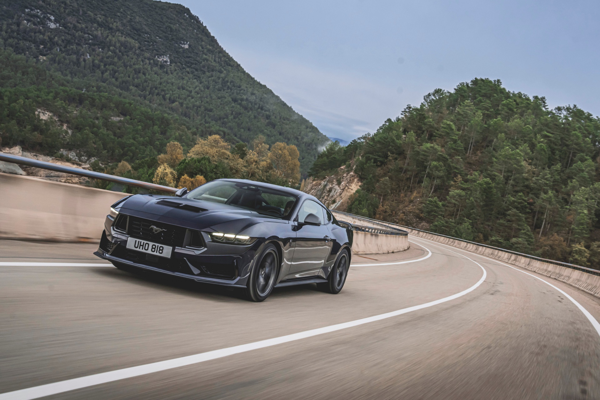 El nuevo Ford Mustang 2024 luce su estampa deportiva en una carretera serpenteante.