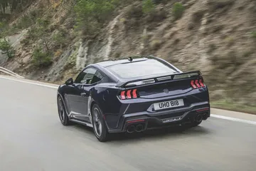 Vista dinámica del Ford Mustang 2024 abrazando curvas con estilo y potencia.