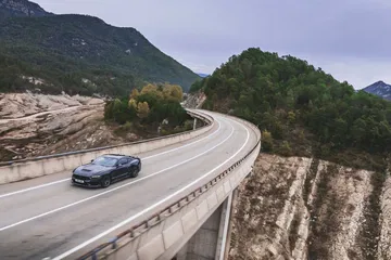 Ford Mustang 2024 exhibiendo su silueta icónica en carretera abierta.