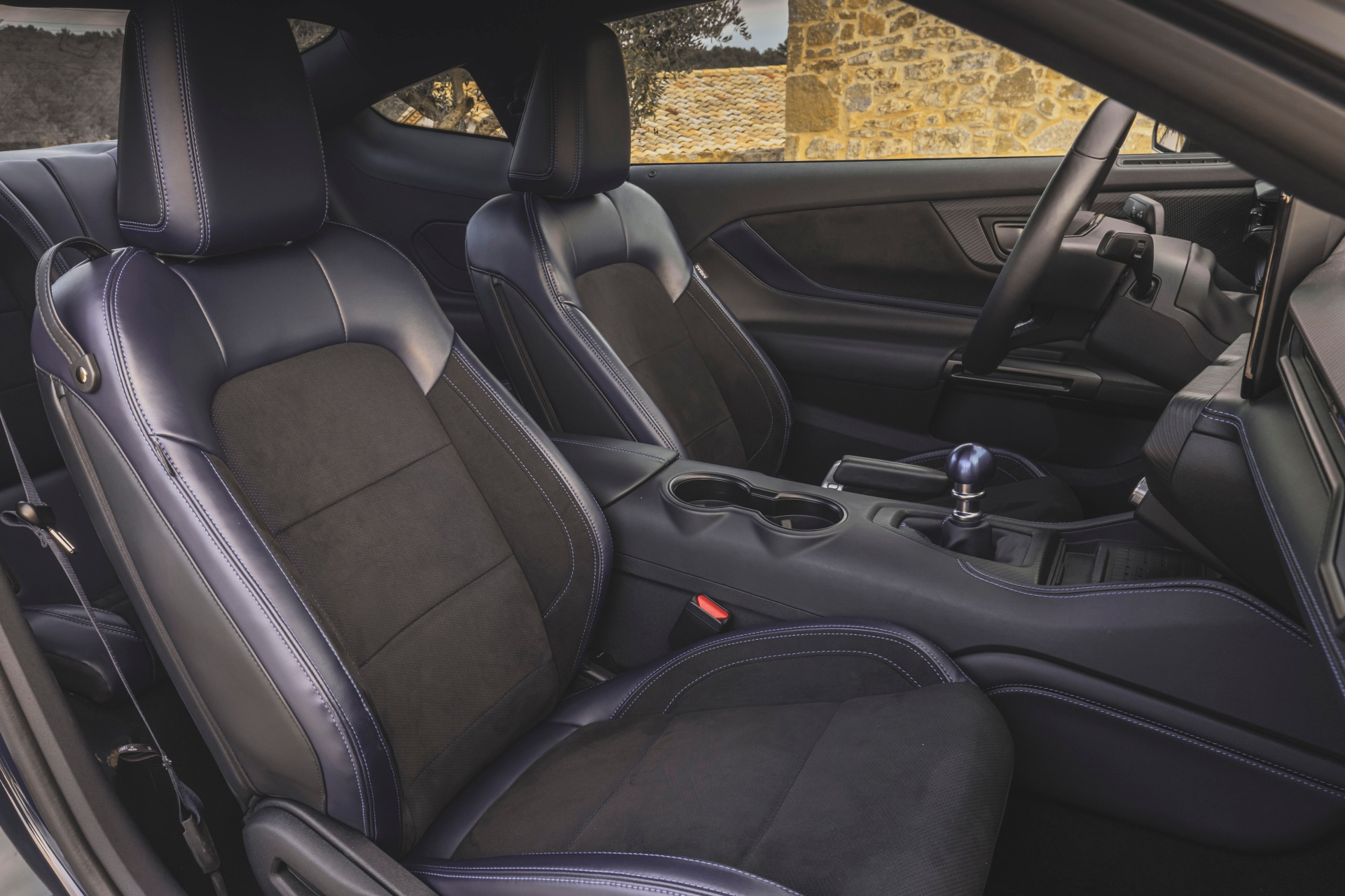 Vista lateral de los asientos de cuero del Ford Mustang 2024, elegancia y deportividad.