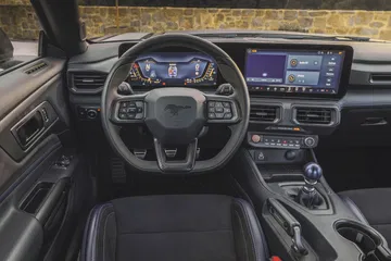 Vista del volante y la instrumentación del Ford Mustang 2024, pura musculatura americana.