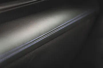 Umbral de puerta con iluminación y distintivo Mustang grabado.