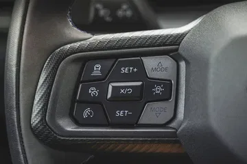Control de crucero y sistema multimedia al alcance del conductor
