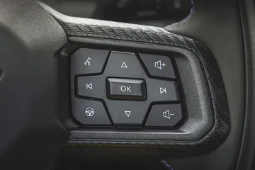 Detalle de los mandos integrados en el volante del Ford Mustang 2024.
