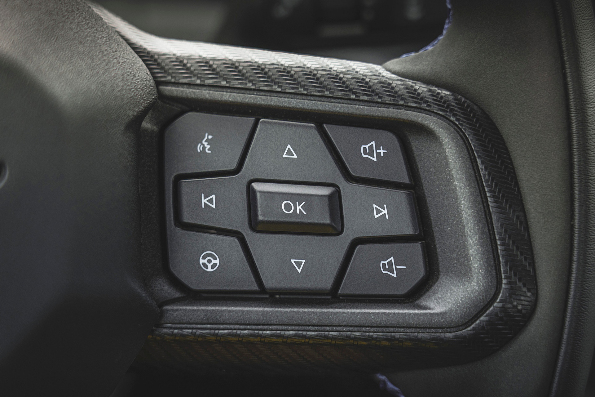 Detalle de los mandos integrados en el volante del Ford Mustang 2024.