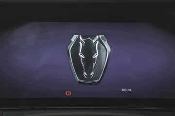 Pantalla con el emblema del Mustang, detalle minimalista pero icónico