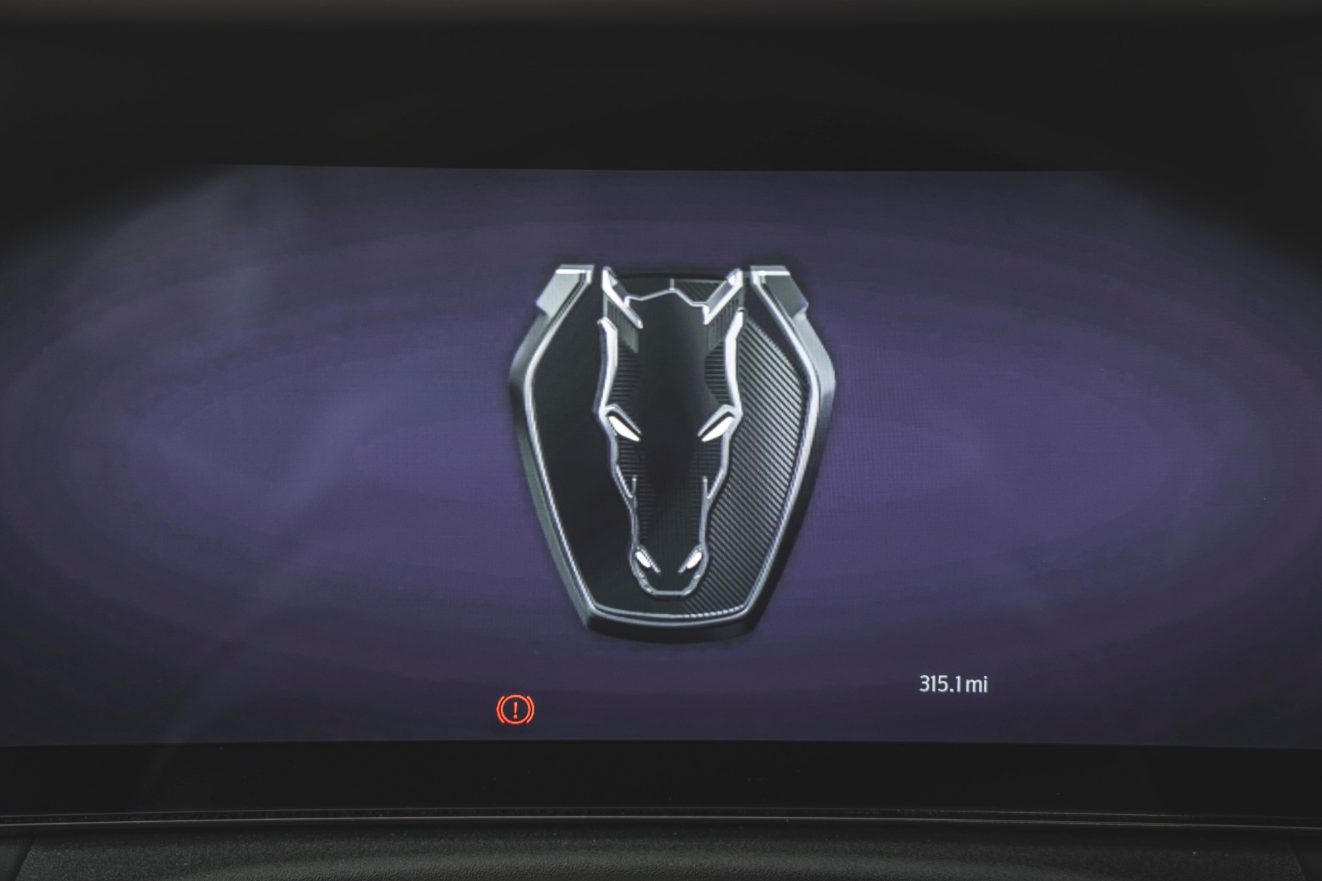 Pantalla con el emblema del Mustang, detalle minimalista pero icónico