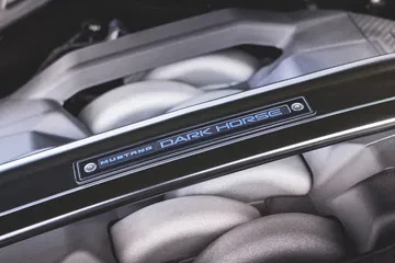 Vista de la piel premium del asiento del Mustang 2024, elegancia y deportividad.
