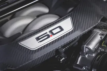 Vista detallada del legendario motor V8 5.0 del Mustang 2024.