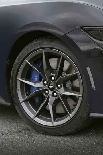 Vista de las imponentes llantas y frenos Brembo del Mustang 2024.