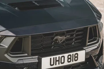 El musculoso frontal del Mustang 2024 destaca con su diseño agresivo.