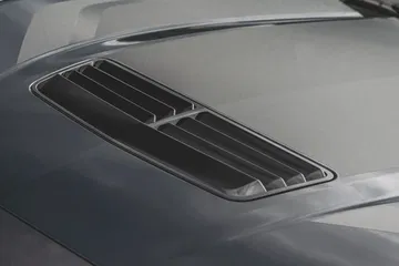 Toma de aire característica del capó del Mustang 2024, icónico y funcional.