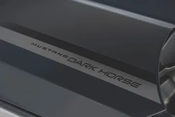 Visión de cerca del umbral de la puerta con emblema Mustang.